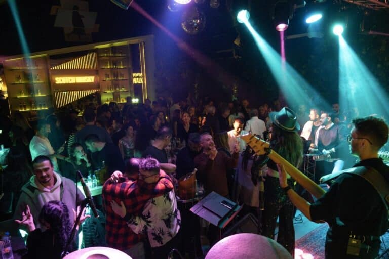 Black Bodrum Yeni Yuzuyle Kapilarini Acti 4