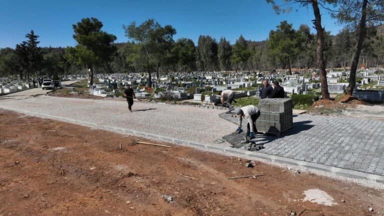Buyuksehirden 12 Ilcede Mezarliklarda 51 Milyon TLlik Calisma 3