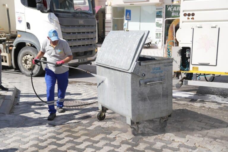 Dalaman Belediyesi Cop Konteynerlerini Dezenfekte Ederek Temizlige Onculuk Etti 2